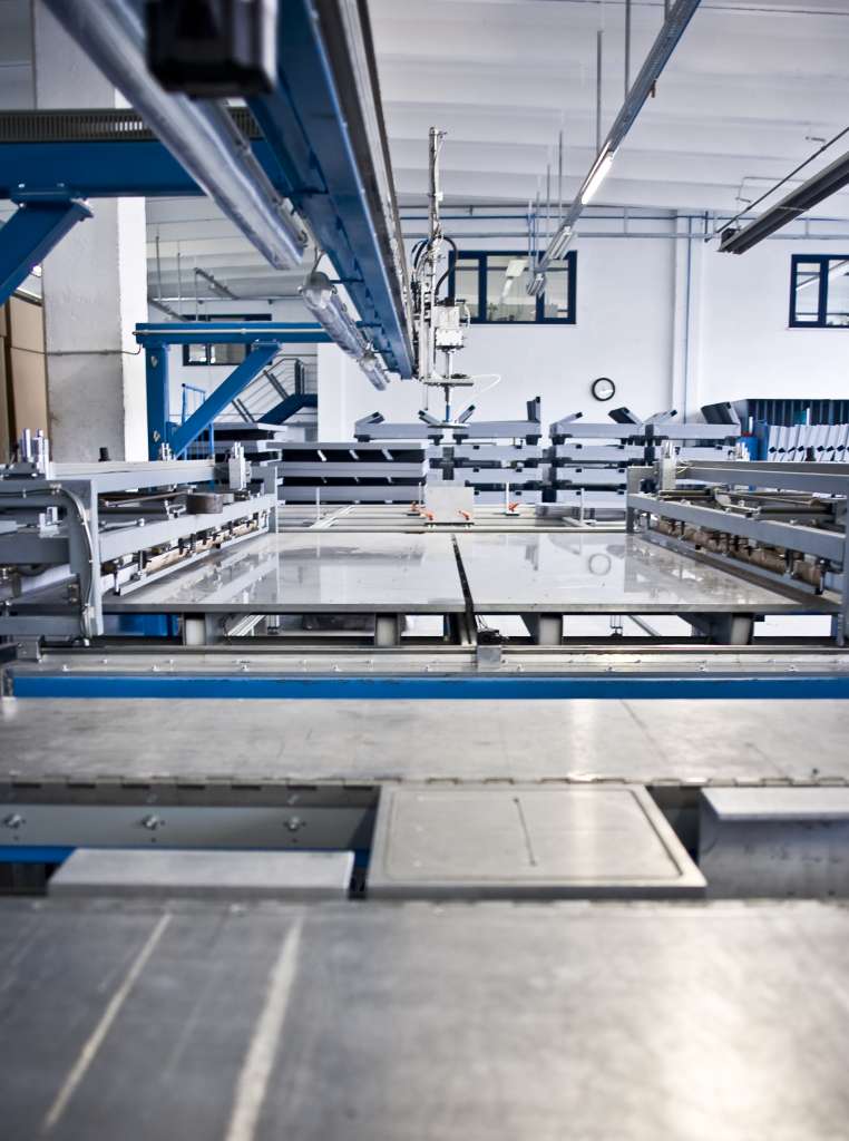 Blick in die Fertigung der montara GmbH mit einer maschine zur Herstellung kundenspezifischer Kleinladungsträger